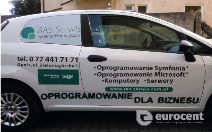 Oklejony samochód Ras Serwis z reklamą na folii przez Eurocent Opole