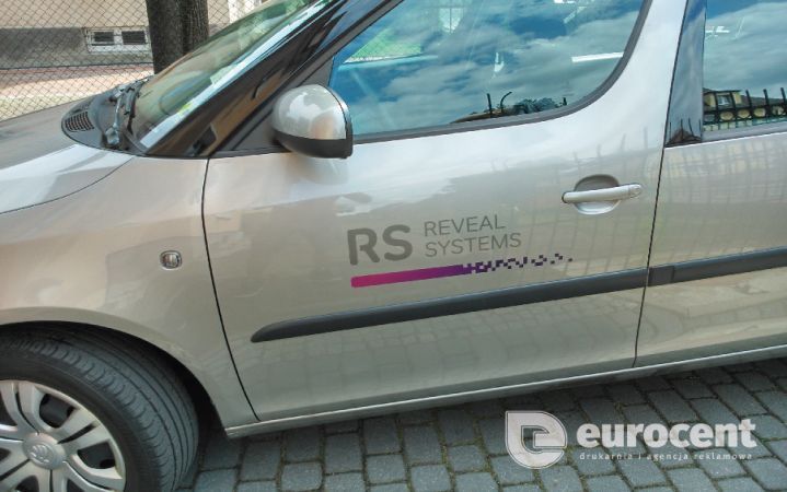 Samochód firmowy Reveal System oklejony logotypem przez Eurocent Opole