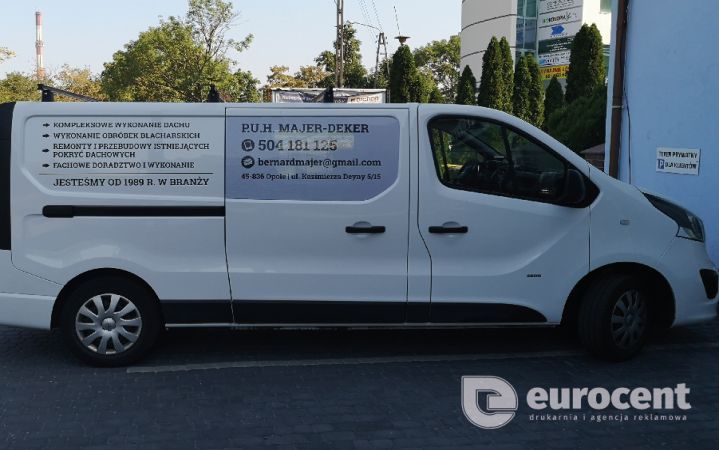 Bus firmy Majer-Deker z reklamą na samochodzie od Eurocent