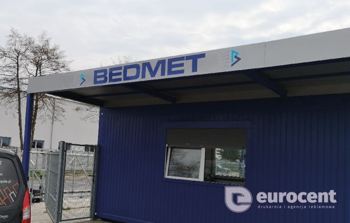 Budka wjazdowa Bedmet oklejona logo firmowym 