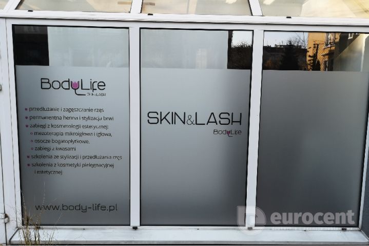 Wyklejona witryna SkinLash Opole - folia mrożona