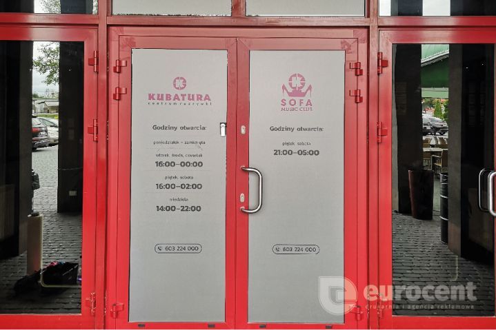 Oklejone drzwi Kubatury przez Eurocent Opole - wycinanie w folii