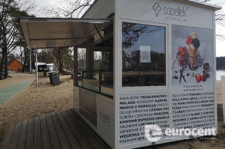Budka z lodami Sopelek oklejona folią reklamową przez Eurocent Opole