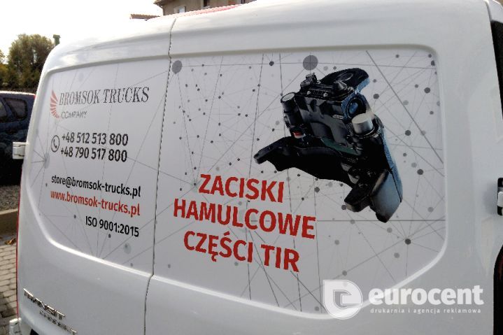 Tylne drzwi samochodu dostawczego wyklejone folią reklamową - Opole