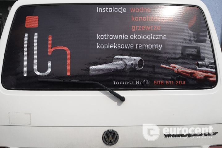 Klapa dostawczego oklejona folią reklamową przez agencję Eurocent Opole