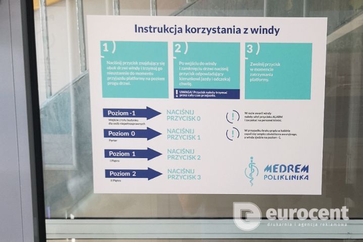 Instrukcja obsługi windy w klinice Medrem Opole - wyklejona przez Eurocent Opole