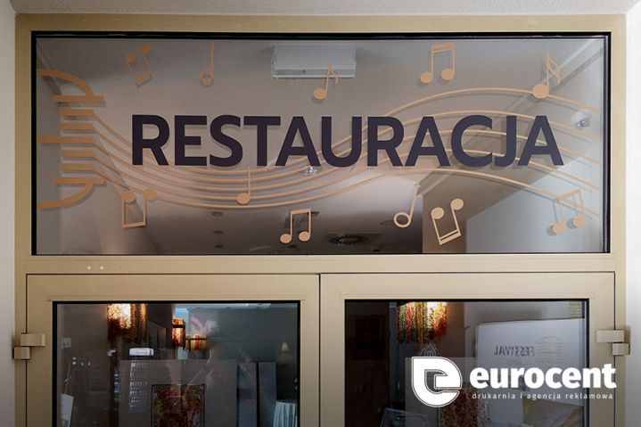 Witryna restauracji Festivalova oklejona przez Eurocent