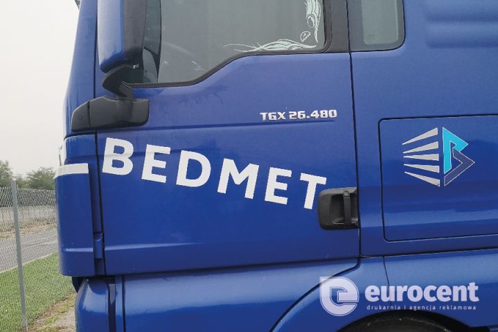 Ciężarówka Bedmet oklejona logotypem przez Eurocent