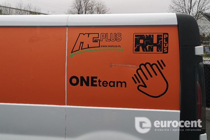 Oklejanie samochodów budowlanych logo firmy w Opolu [Eurocent drukarnia]