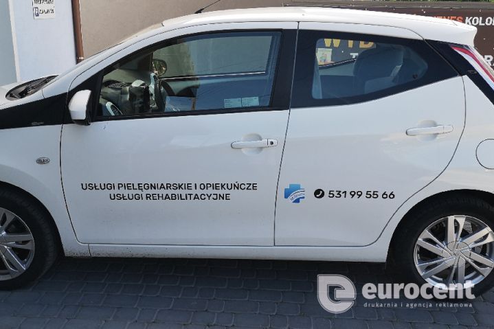 Usługi pielęgniarskie - samochód wyklejony napisami oraz logo przez Eurocent Opole