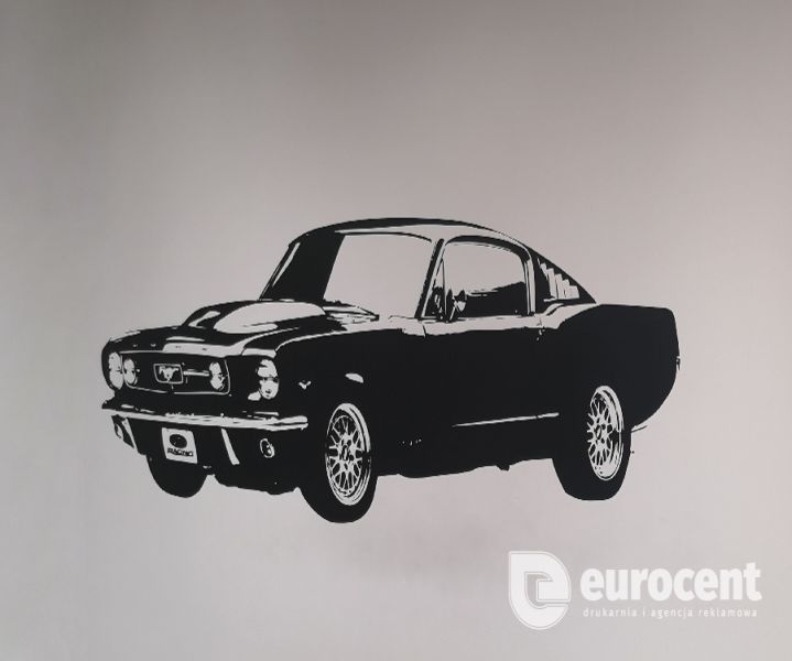 Oklejona ściana naklejką z samochodem - wizualizacja biura Eurocent