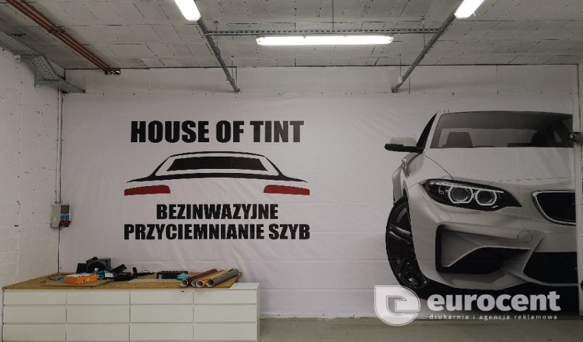 Baner reklamowy zamocowany na ścianie House of Tint przez Eurocent Opole