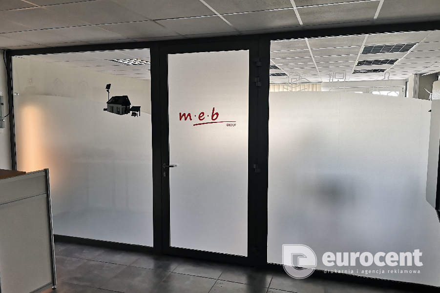 Biurowa witryna MEB przy Głogowskiej w Opolu, wyklejona przez Eurocent
