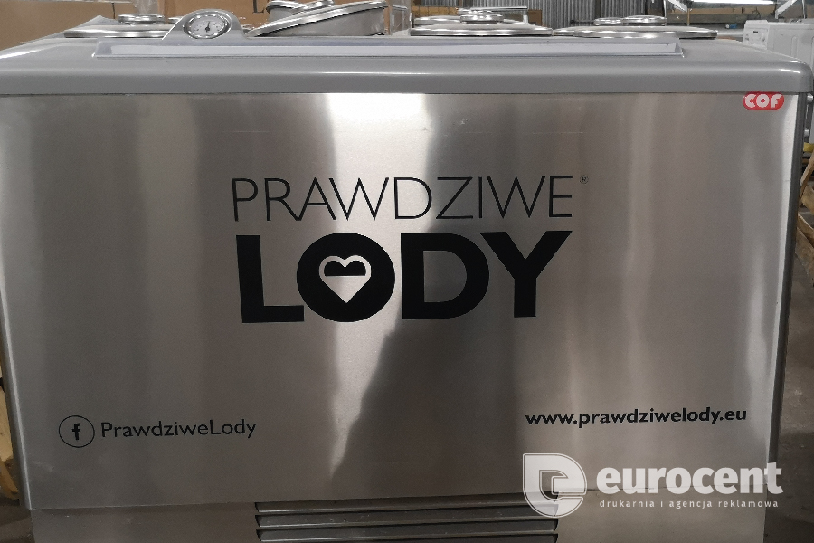 Znakujemy lodówki z lodami - logo + napisy - drukarnia Eurocent Opole